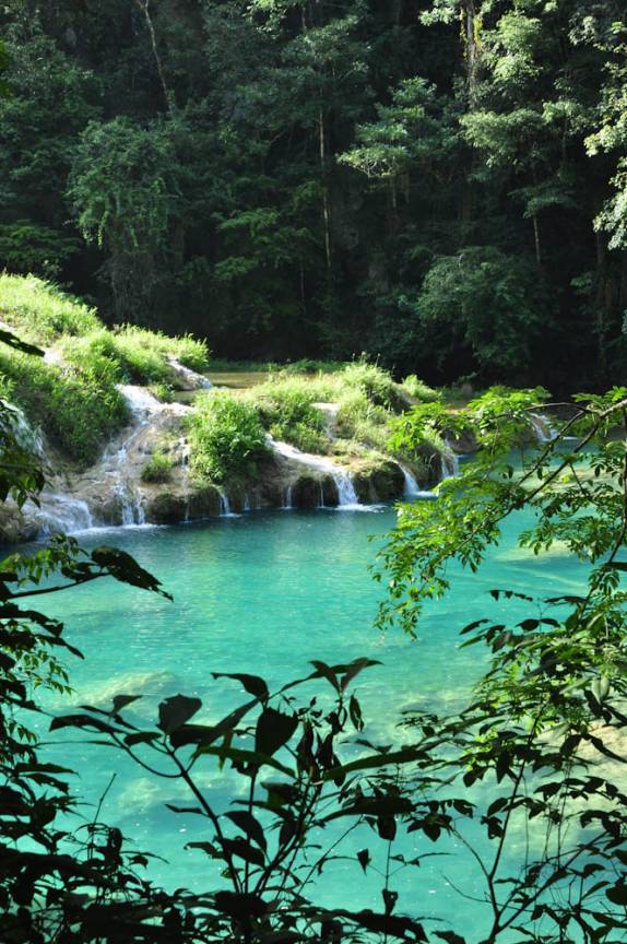 Pequenas cascatas no rio que passa acima de Semuc Champey, na Guatemala